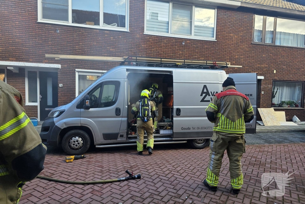 Elektrisch gereedschap in brand in bedrijfsbus