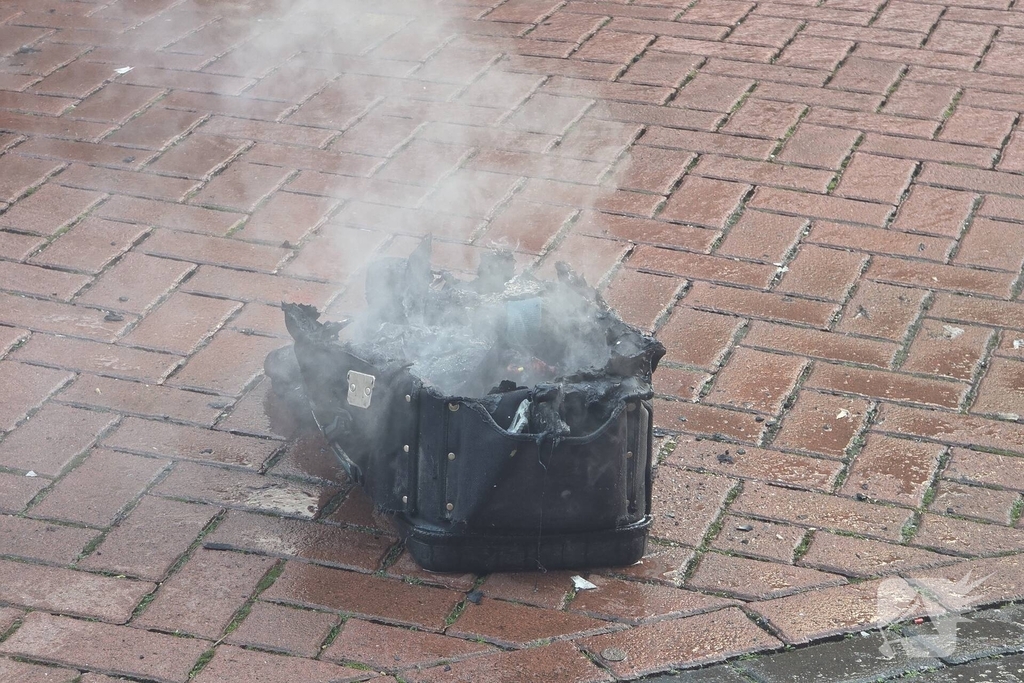 Elektrisch gereedschap in brand in bedrijfsbus