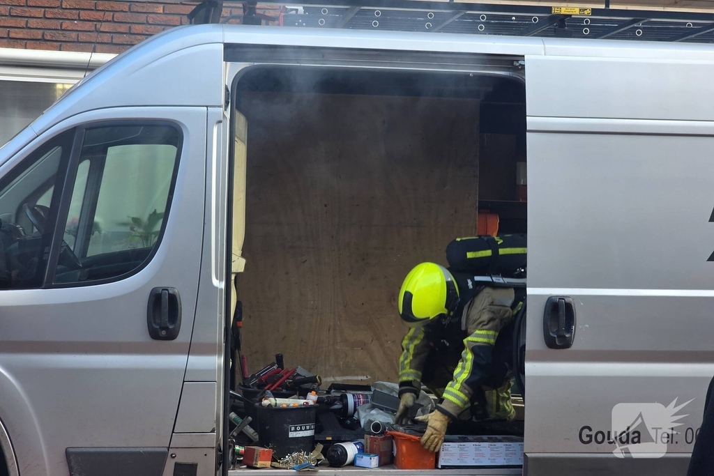 Elektrisch gereedschap in brand in bedrijfsbus