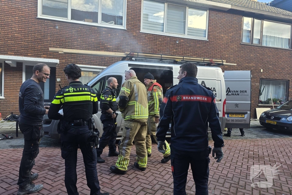 Elektrisch gereedschap in brand in bedrijfsbus