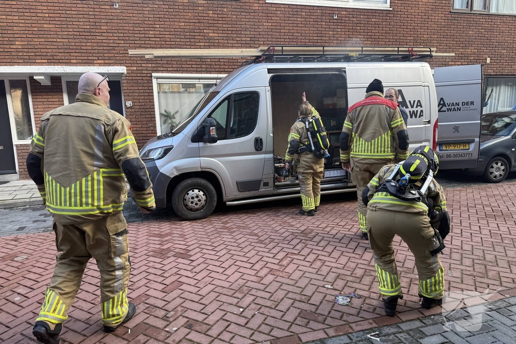Elektrisch gereedschap in brand in bedrijfsbus