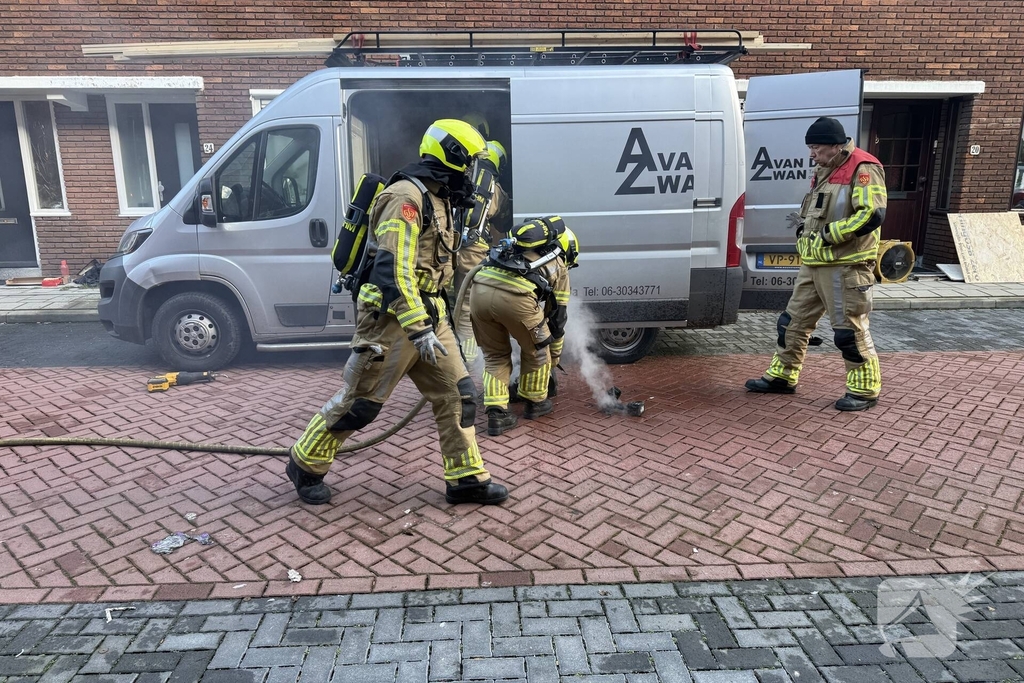 Elektrisch gereedschap in brand in bedrijfsbus