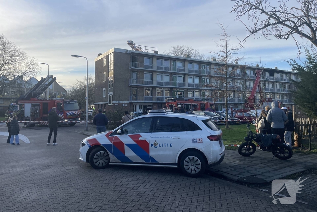 Uitslaande brand in flatgebouw veroorzaakt rookontwikkeling