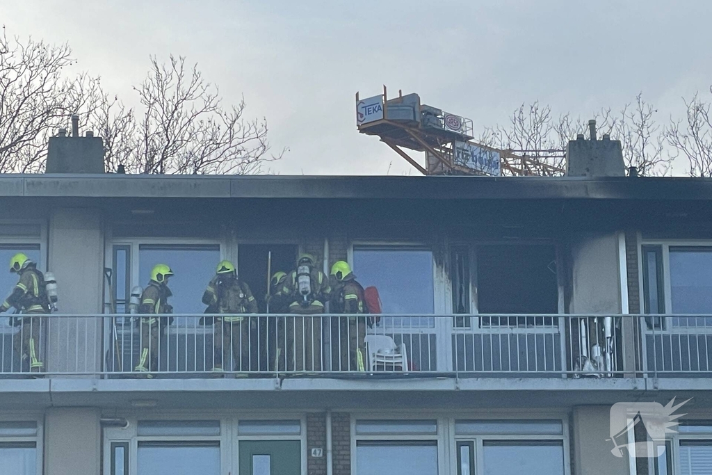 Uitslaande brand in flatgebouw veroorzaakt rookontwikkeling