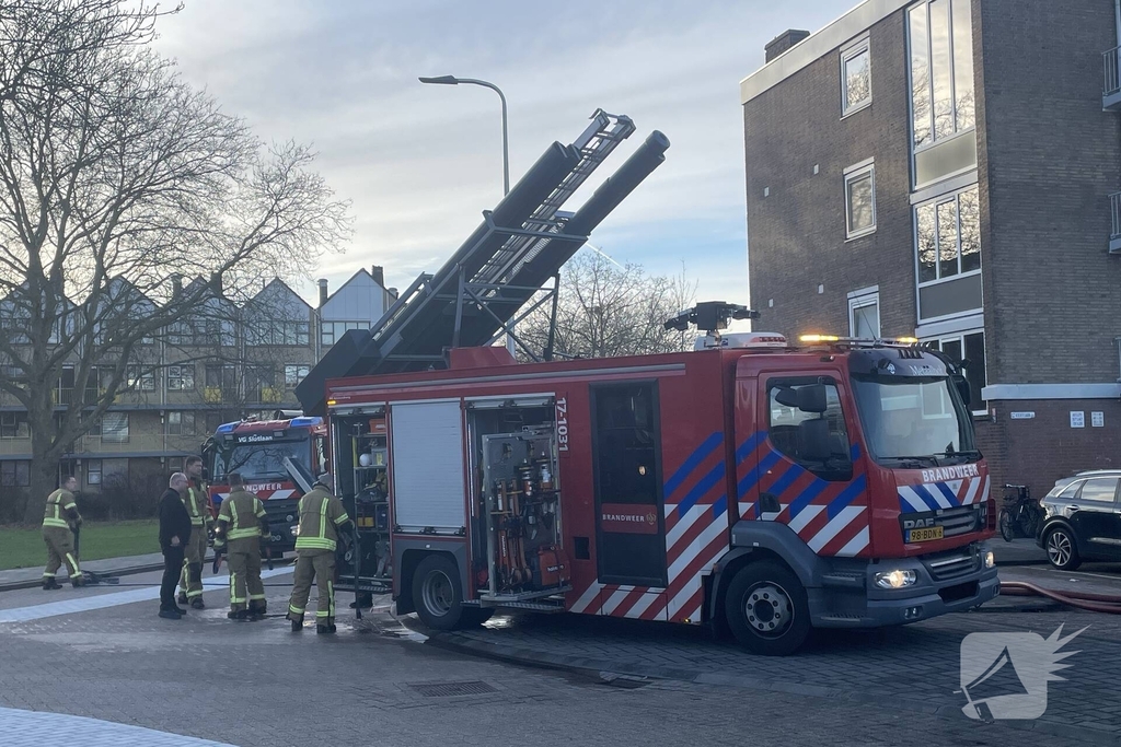 Uitslaande brand in flatgebouw veroorzaakt rookontwikkeling