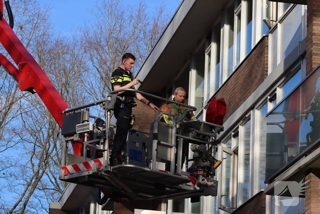 Brand in woning leidt tot afzetting van de straat