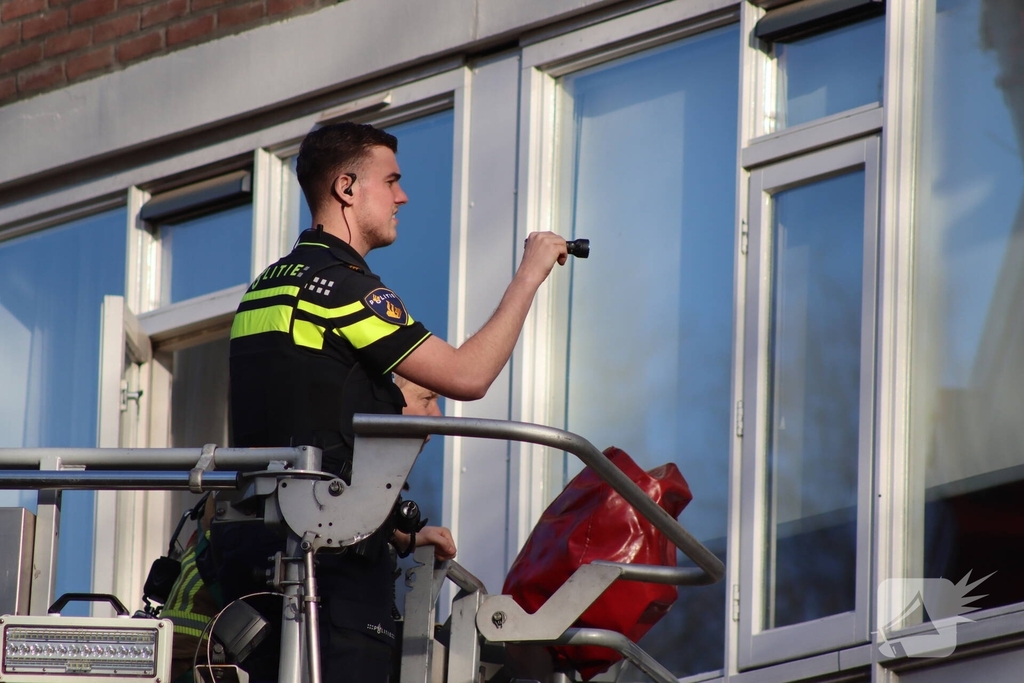 Brand in woning leidt tot afzetting van de straat