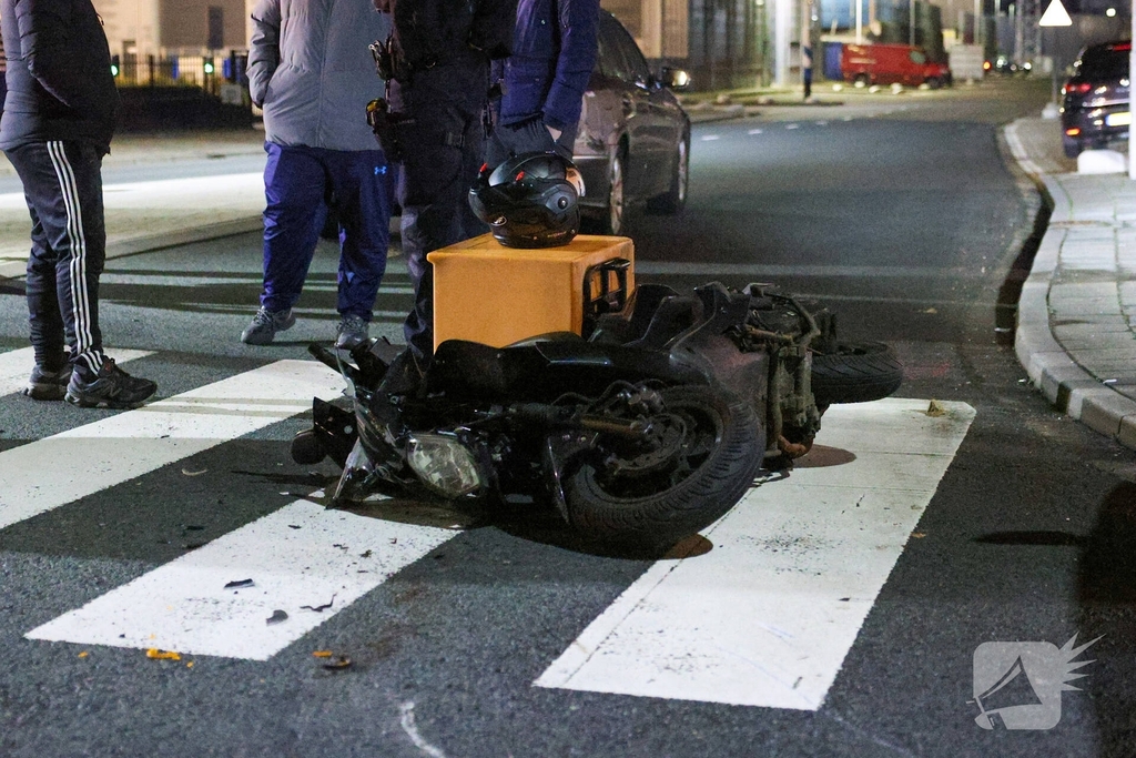 Taxi botst met thuisbezorger op fietspad