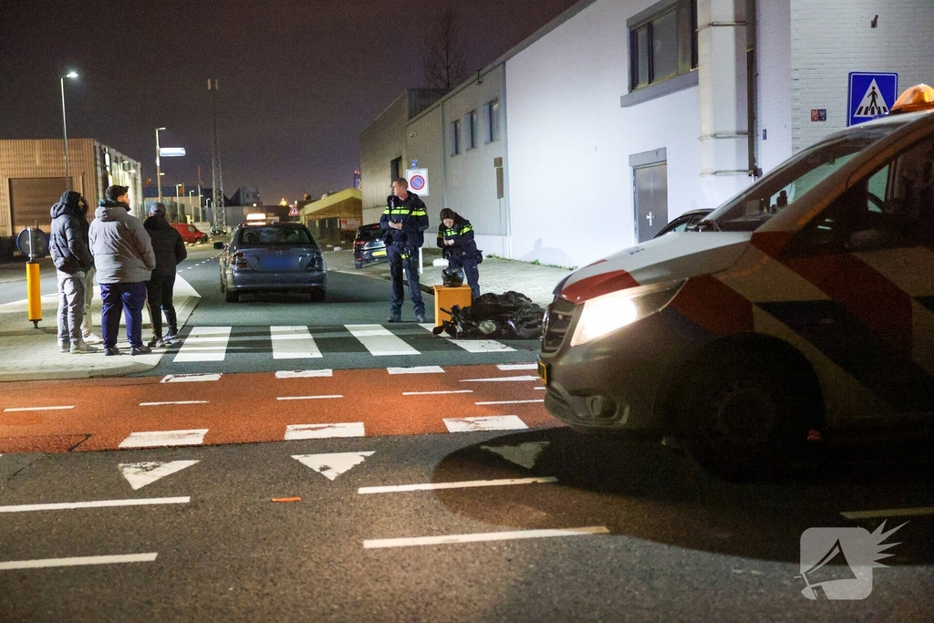 Taxi botst met thuisbezorger op fietspad