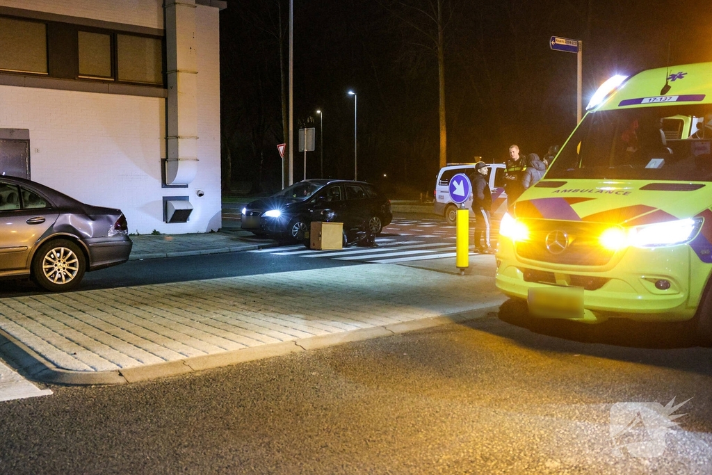 Taxi botst met thuisbezorger op fietspad