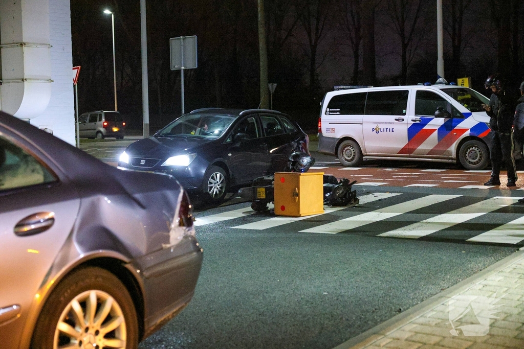 Taxi botst met thuisbezorger op fietspad