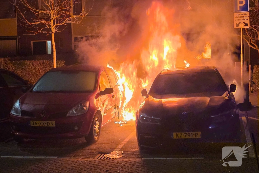 Brandstichting leidt tot felle autobrand