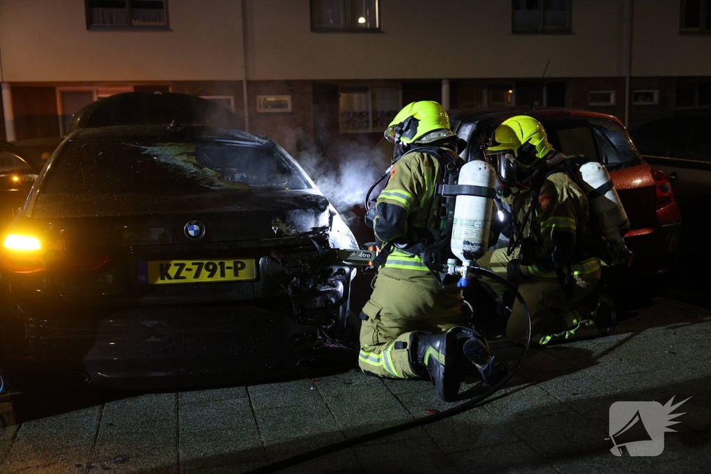 Brandstichting leidt tot felle autobrand