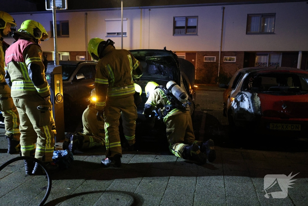 Brandstichting leidt tot felle autobrand