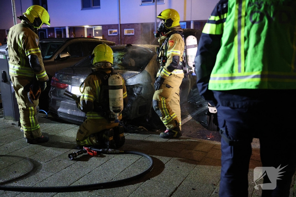 Brandstichting leidt tot felle autobrand