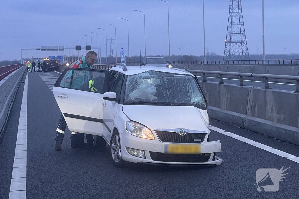 Frontale botsing op parallelbaan zorgt voor ravage