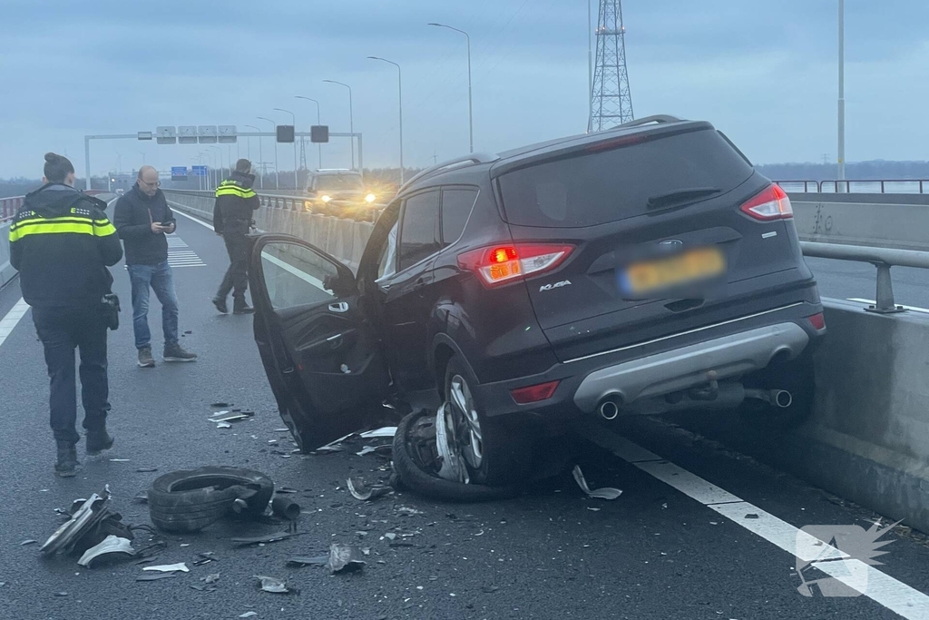 Frontale botsing op parallelbaan zorgt voor ravage