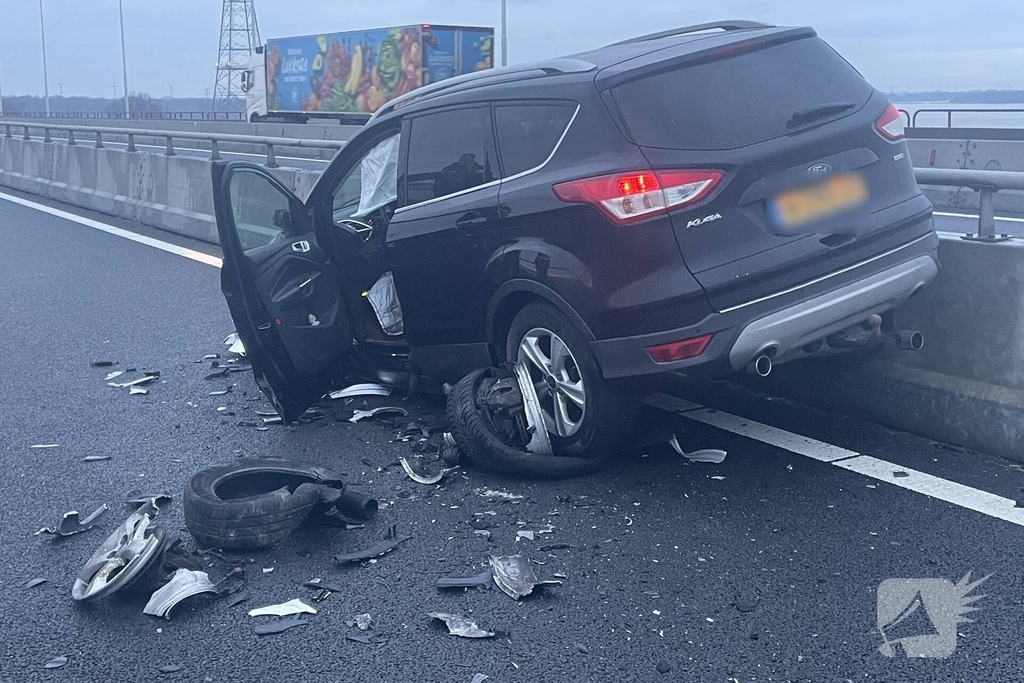 Frontale botsing op parallelbaan zorgt voor ravage