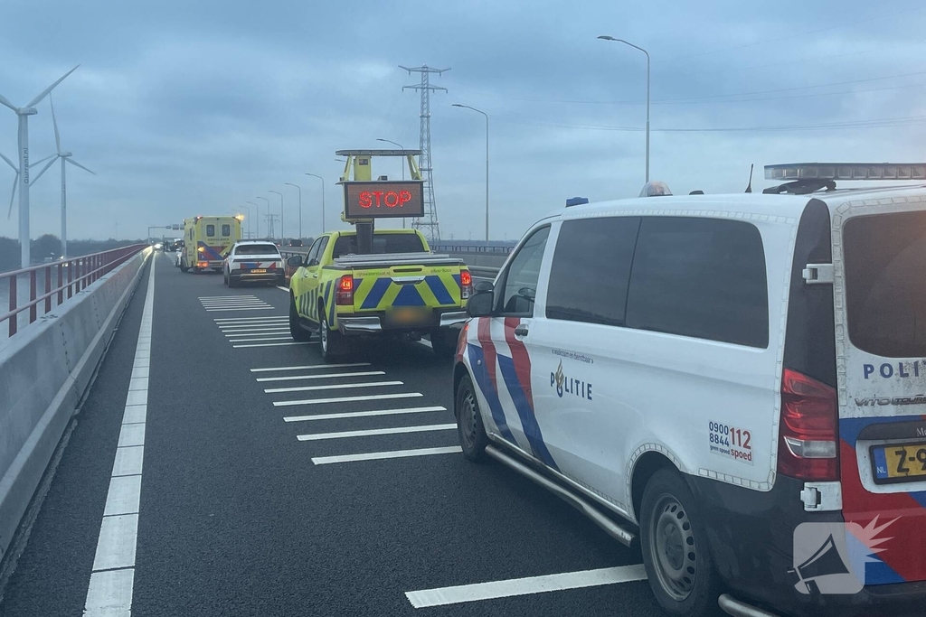 Frontale botsing op parallelbaan zorgt voor ravage