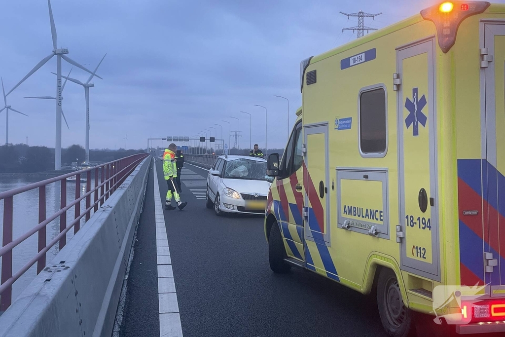 Frontale botsing op parallelbaan zorgt voor ravage