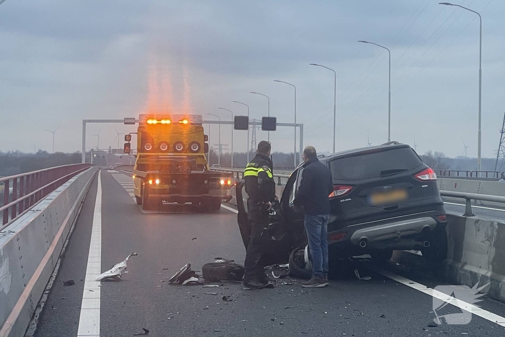 Frontale botsing op parallelbaan zorgt voor ravage