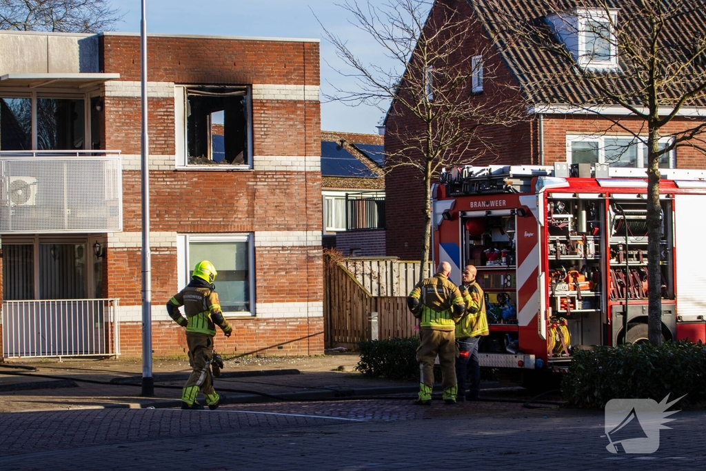 Dode en veel schade na woningbrand
