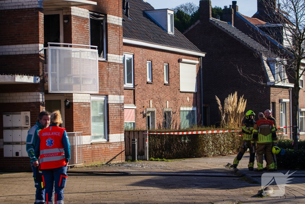 Dode en veel schade na woningbrand