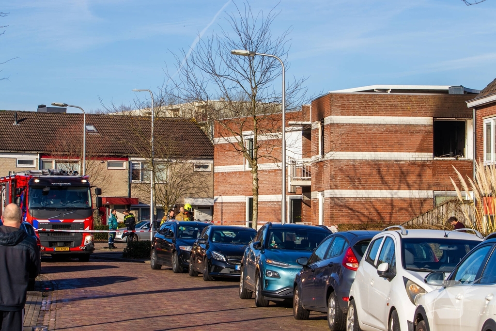 Dode en veel schade na woningbrand