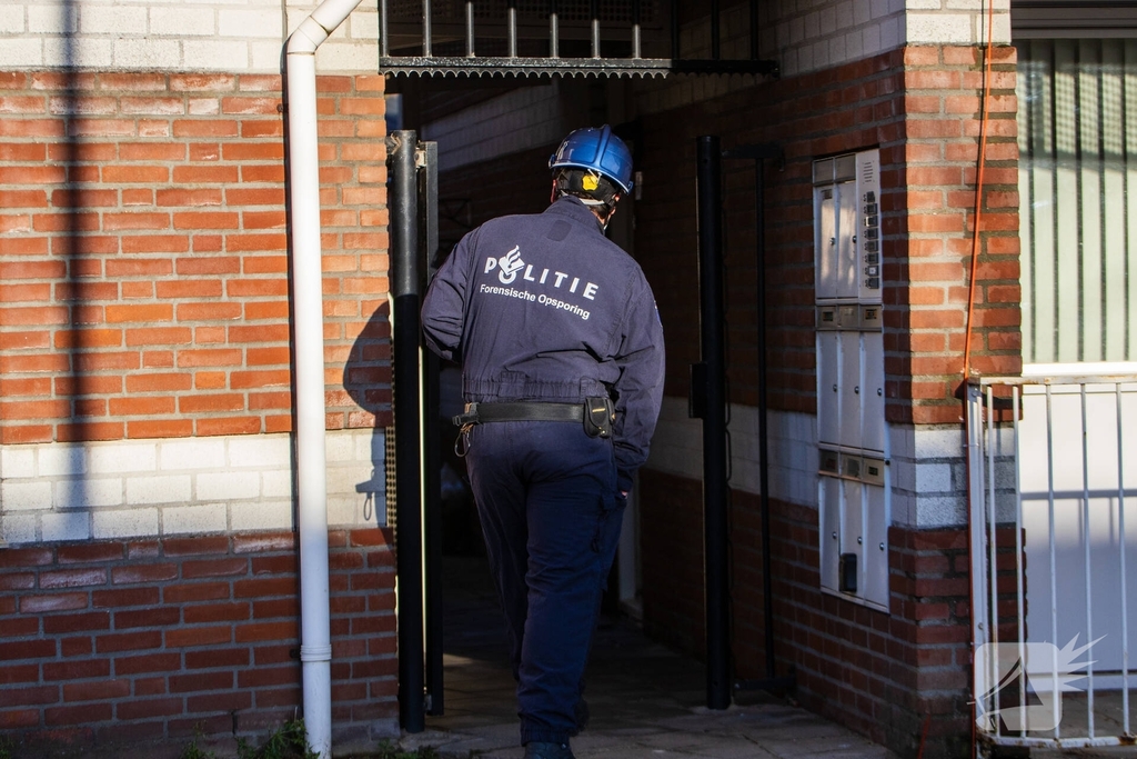 Dode en veel schade na woningbrand