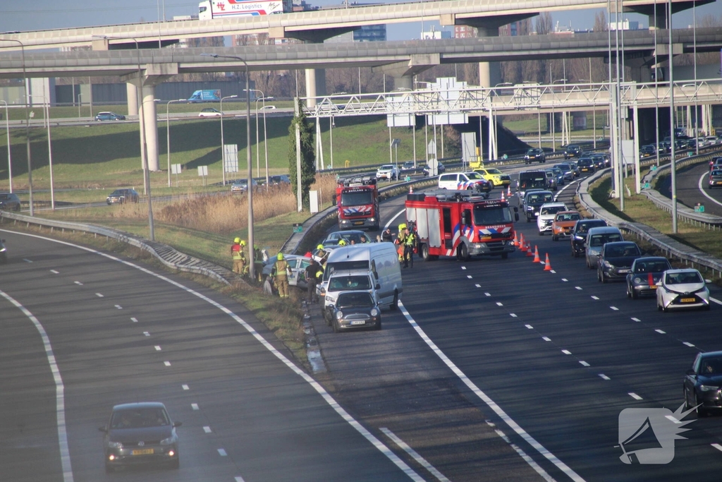 Zware aanrijding met meerdere voertuigen: auto belandt op de kop op snelweg