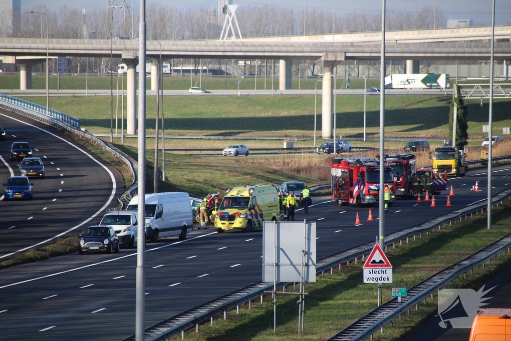 Zware aanrijding met meerdere voertuigen: auto belandt op de kop op snelweg