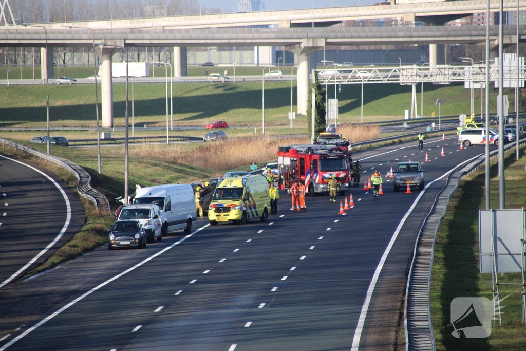 Zware aanrijding met meerdere voertuigen: auto belandt op de kop op snelweg