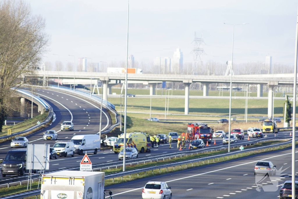 Zware aanrijding met meerdere voertuigen: auto belandt op de kop op snelweg