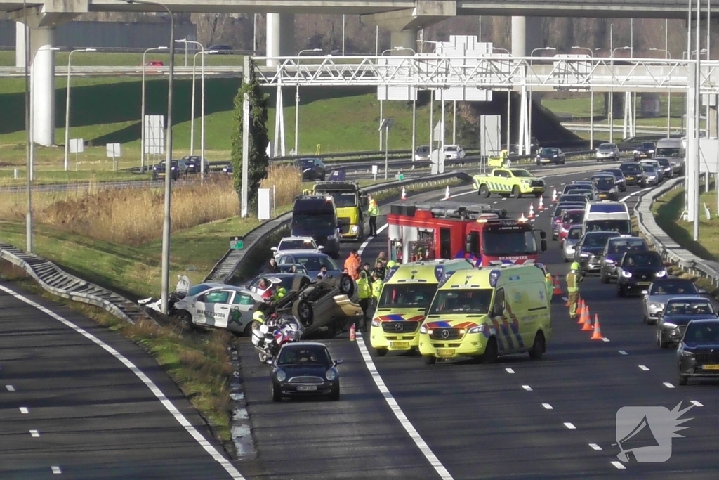 Zware aanrijding met meerdere voertuigen: auto belandt op de kop op snelweg