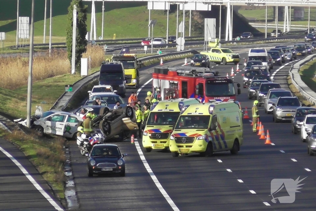 Zware aanrijding met meerdere voertuigen: auto belandt op de kop op snelweg