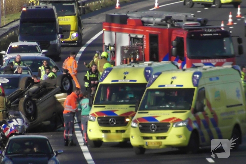 Zware aanrijding met meerdere voertuigen: auto belandt op de kop op snelweg