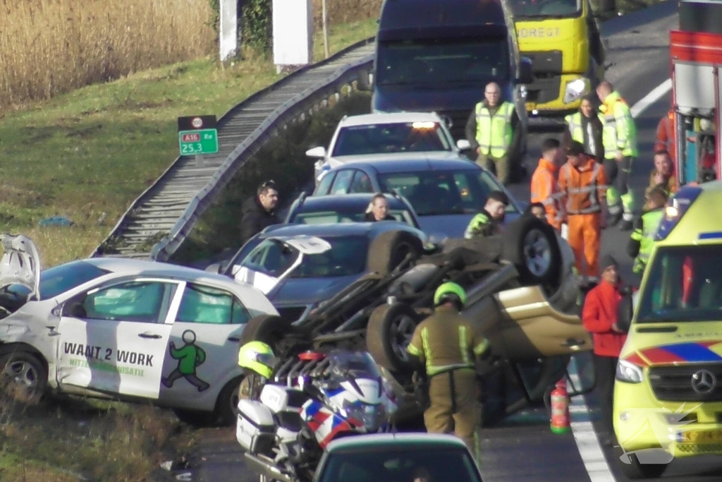 Zware aanrijding met meerdere voertuigen: auto belandt op de kop op snelweg