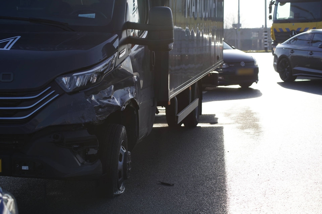 Aanrijding tussen twee voertuigen op druk kruispunt