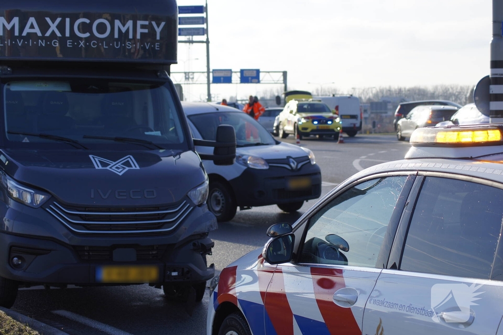 Aanrijding tussen twee voertuigen op druk kruispunt