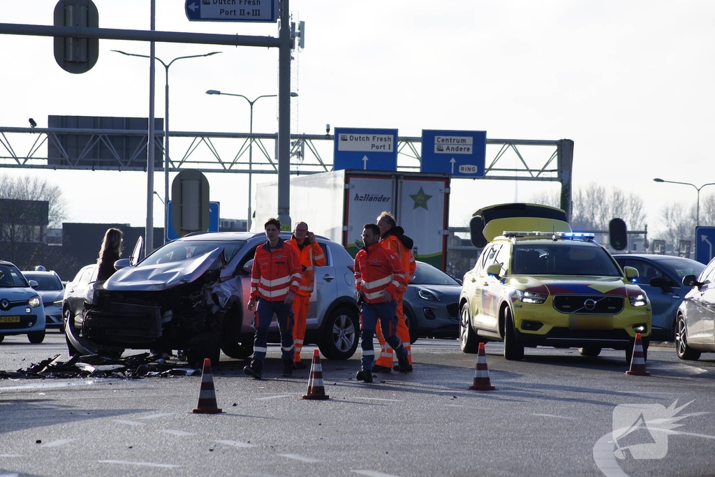 Aanrijding tussen twee voertuigen op druk kruispunt