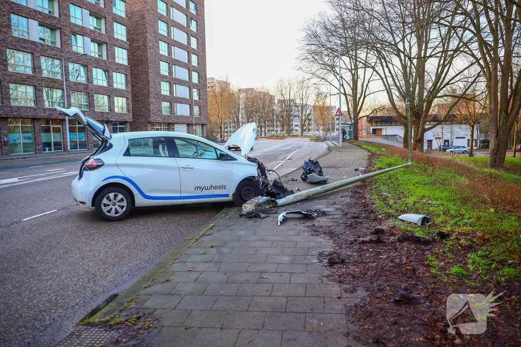 Autobrand na eenzijdig ongeval