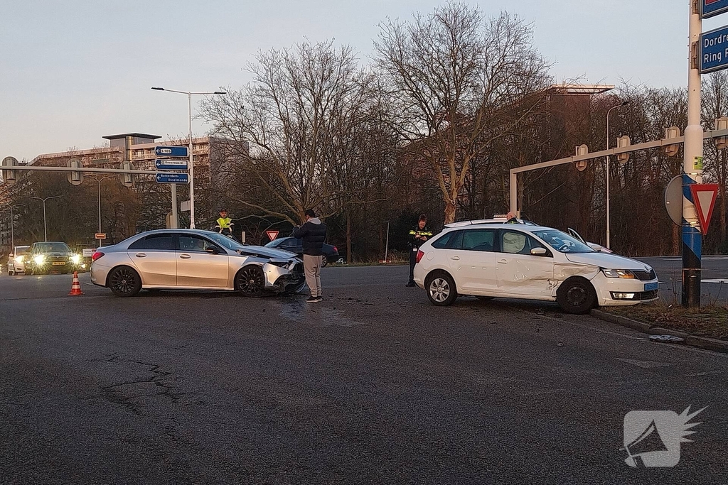 Taxi en personenauto in botsing op kruising