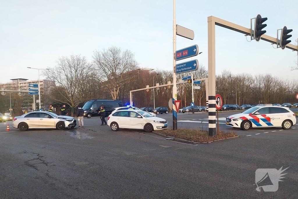 Taxi en personenauto in botsing op kruising