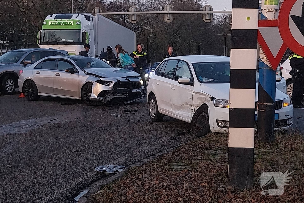 Taxi en personenauto in botsing op kruising