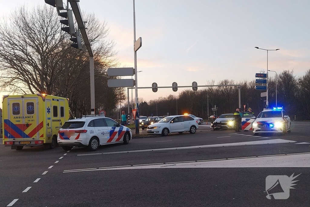 Taxi en personenauto in botsing op kruising