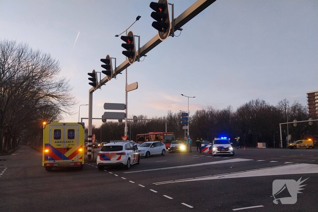 Taxi en personenauto in botsing op kruising