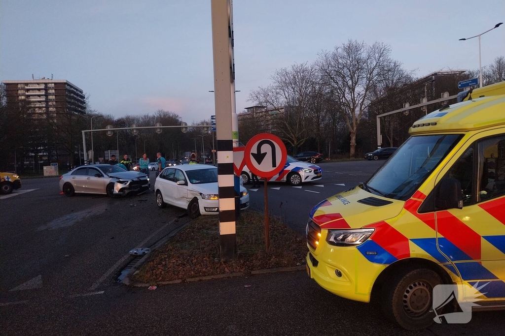Taxi en personenauto in botsing op kruising