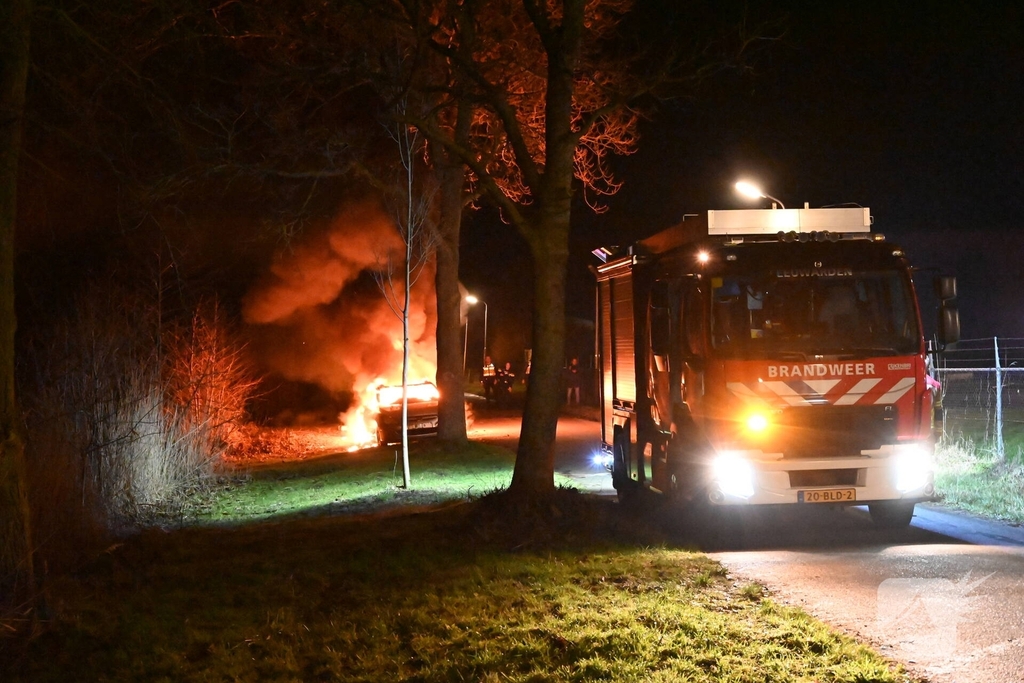 Auto in vlammen opgegaan