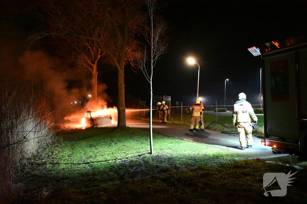 Auto in vlammen opgegaan