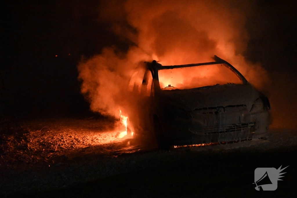 Auto in vlammen opgegaan